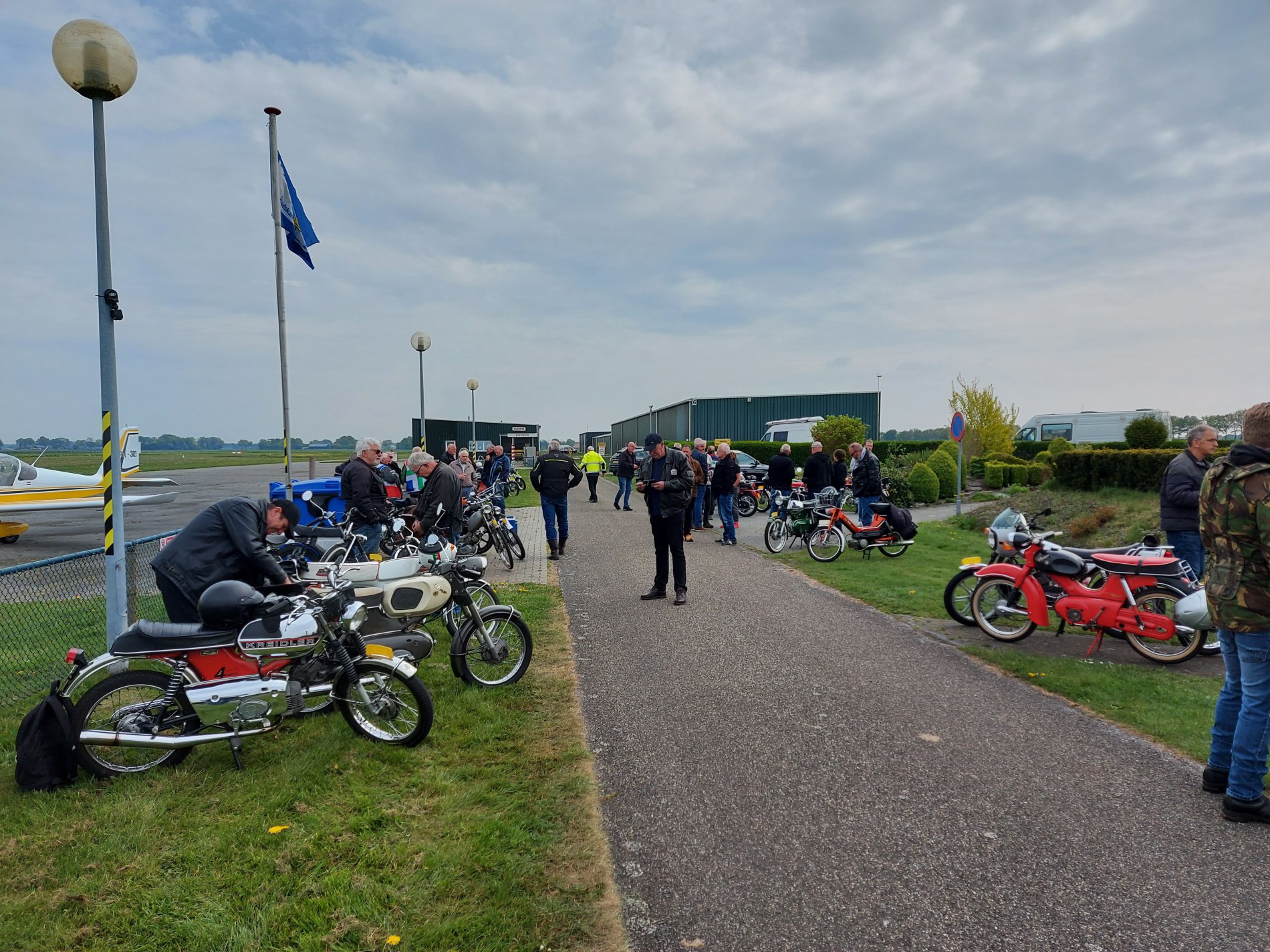 Afbeelding met gras,
 lucht,
 buiten,
 geparkeerdAutomatisch gegenereerde beschrijving